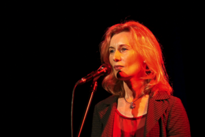 Carmen Orlett besucht das Kunsthaus und singt –