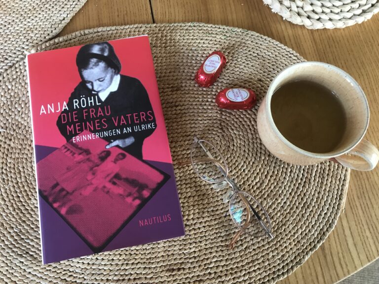 Aktuelles zum Muttertag – Die Frau meines Vaters – Lesung mit Anja Röhl – am 10.5.25 um 17 Uhr